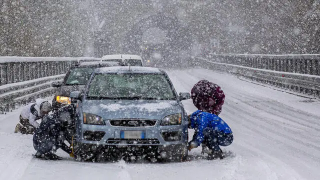 Freddo e neve in Calabria, con automobilisti in difficoltà tra Cosenza e Rovito, 30 dicembre 2019. ANSA/ FRANCESCO ARENA