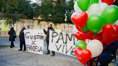 Palloncini bianchi, rossi e verdi, alcuni a forma di cuore con la scritta Pamela, sono stati liberati dai familiari e da alcuni amici di famiglia di Pamela Mastropietro prima dell'udienza della Corte d'Assise a Macerata a carico di Innocent Oseghale, 30enne pusher nigeriano accusato di stupro, omicidio, vilipendio e occultamento di cadavere, 13 febbraio 2019. ANSA/FABIO FALCIONI