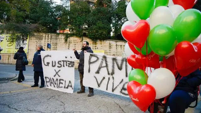 Palloncini bianchi, rossi e verdi, alcuni a forma di cuore con la scritta Pamela, sono stati liberati dai familiari e da alcuni amici di famiglia di Pamela Mastropietro prima dell'udienza della Corte d'Assise a Macerata a carico di Innocent Oseghale, 30enne pusher nigeriano accusato di stupro, omicidio, vilipendio e occultamento di cadavere, 13 febbraio 2019. ANSA/FABIO FALCIONI