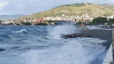 20230110 REGGIO CALABRIA CLJ Il lungonare della città flaggellato da un forte vento. Foto ANSA/Marco Costantino