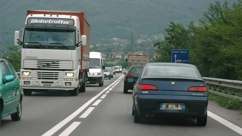 Il traffico sulla Statale 42 del Tonale © www.giornaledibrescia.it