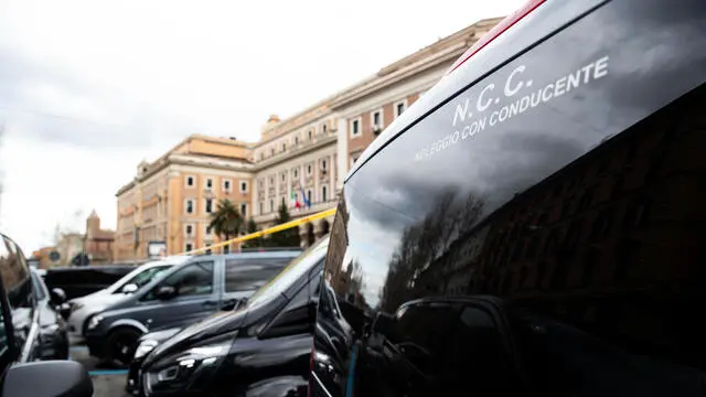 Un momento della manifestazione degli autisti delle auto Ncc contro i decreti attuativi del Governo presso il Ministero delle Infrastrutture e dei Trasporti, Roma, 29 febbraio 2024. ANSA/ANGELO CARCONI