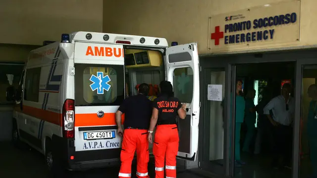 20080722 - MILANO - HTH - RIAPERURA DELLA CLINA SANTA RITA L'arrivo di una ambulanza al pronto soccorso della clinica Santa Rita, questa mattia. La clinica milanese ha riaperto, oggi, alcuni reparti dopo la forzata chiusura a causa di alcuni gravi eprisodi di malasanità. ANSA / MATTEO BAZZI