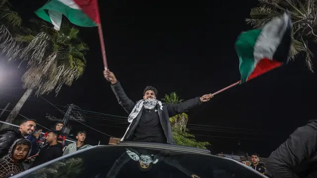 epaselect epa11826825 Palestinians react to news of a ceasefire agreement with Israel, in Deir al Balah, central Gaza Strip, 15 January 2025. According to US and Hamas officials, Israel and Hamas agreed on a hostage deal and ceasefire, to be implemented in the coming days. EPA/MOHAMMED SABER
