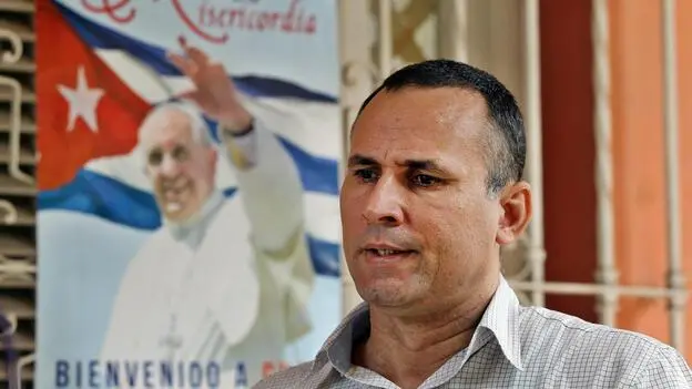 epa04925839 Former political prisioner Jose Daniel Ferrer, who leads the dissent movement Union Patriotica de Cuba (UNPACU), talks during a meeting with journalists of the Spanish news agency EFE, in Havana, Cuba, 11 September 2015. Dissidents representatives of Cuba say that pardon to 3.522 prisoner during the visit of Pope Francis to the island from 19 to 22 September is a good news but some of them claim the move as being 'opportunistic'. EPA/ALEJANDRO ERNESTO