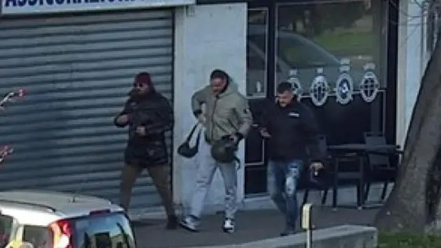 Immagine pag. 143 (FERDICO Marco (sulla destra); BERETTA Andrea (uomo al centro), NEPI Mauro Antonio (sulla sinistra, con cappello amaranto e occhiali da sole) in un fermo immagine in merito alle indagini della Squadra mobile di Milano, riguardo l'inchiesta sulle curve dei tifosi, Milano 17 ottobre 2024. ANSA/PROCURA DI MILANO + NO SALES - EDITORIAL USE ONLY + NPK