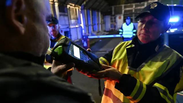 Controlli degli agenti della Polizia Stradale di Genova, dopo le novita' del Codice della Strada 2024. Genova, 19 dicembre 2024. ANSA/LUCA ZENNARO