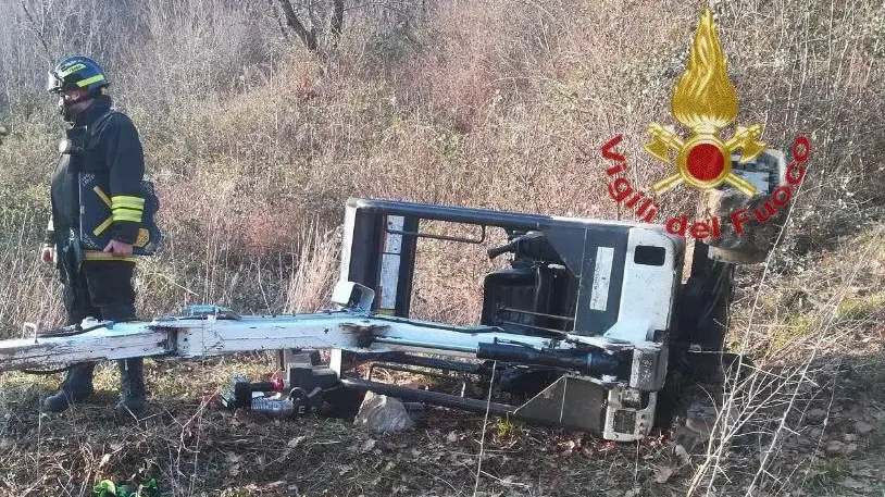 L'escavatore ribaltato - Foto Vigili del Fuoco