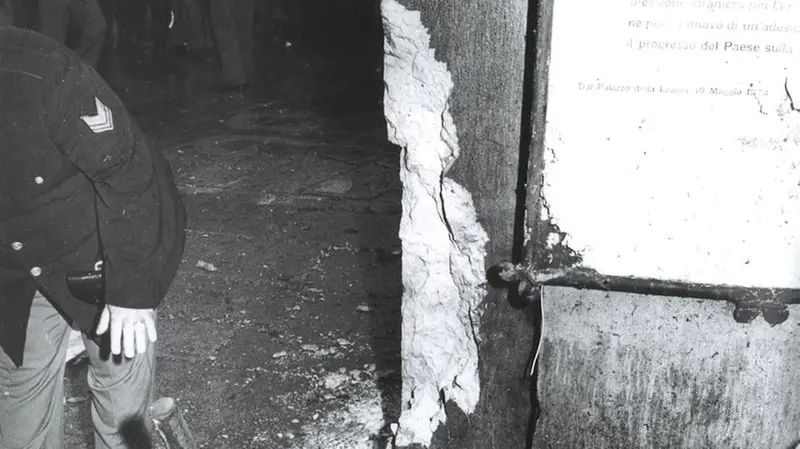 Il luogo dell'esplosione della bomba in piazza Loggia - Foto Archivio Polizia