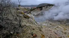 La fumarola Pisciarelli, nella zona di Agnano, in territorio del Comune di Pozzuoli ( Napoli) . La fumarola, in piena attivita', e' poco distante dall'area della Solfatara, 10 febbraio 2021 ANSA/CIRO FUSCO