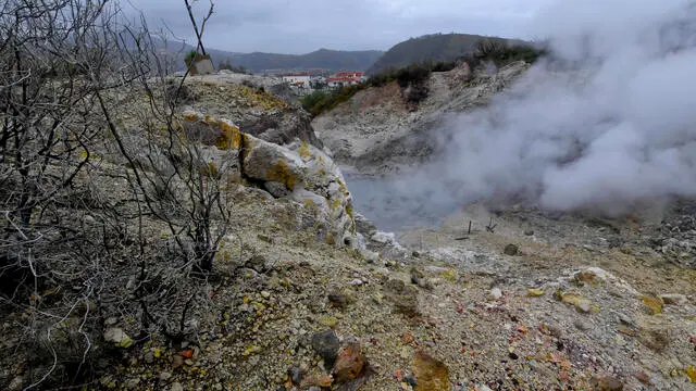 La fumarola Pisciarelli, nella zona di Agnano, in territorio del Comune di Pozzuoli ( Napoli) . La fumarola, in piena attivita', e' poco distante dall'area della Solfatara, 10 febbraio 2021 ANSA/CIRO FUSCO