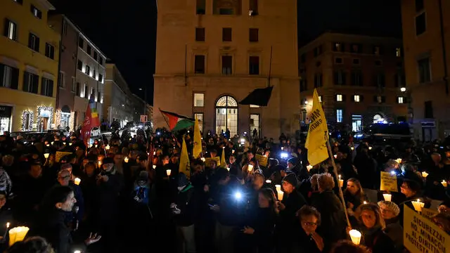 Manifestanti con cartelli e fiaccole durante la protesta contro il ddl sicurezza a Roma, 17 gennaio 2025. ANSA/RICCARDO ANTIMIANI