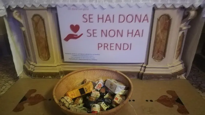 Un cesto con vari generi alimentari