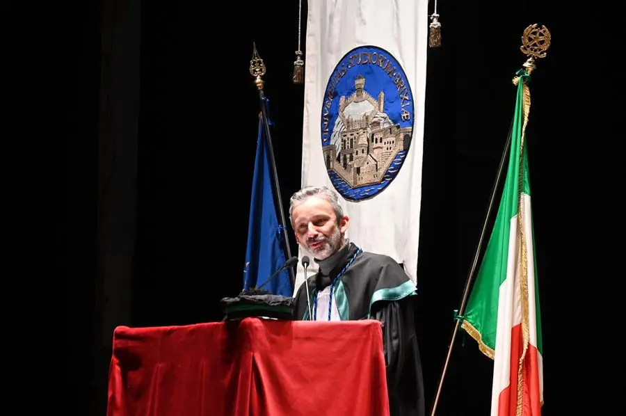 Al Teatro Grande la cerimonia di consegna della laurea honoris causa a Jeffrey Scott