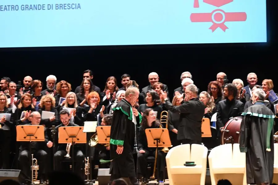 Al Teatro Grande la cerimonia di consegna della laurea honoris causa a Jeffrey Scott