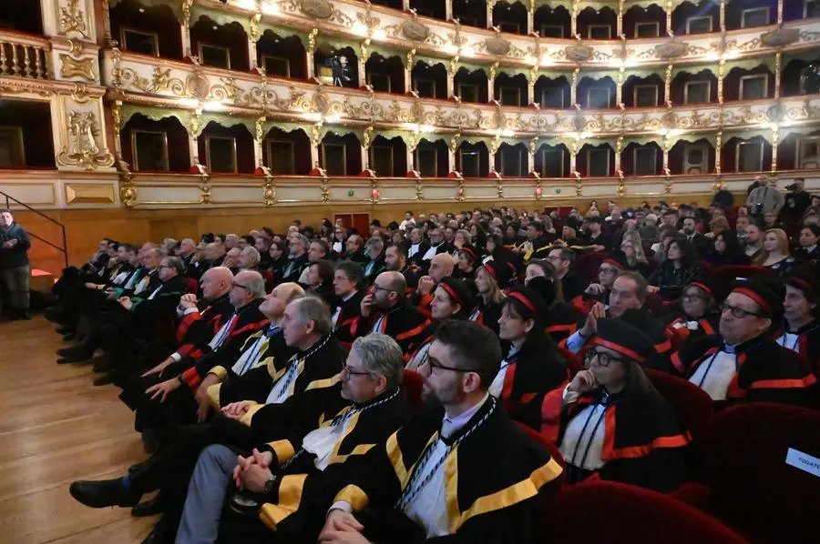 Al Teatro Grande la cerimonia di consegna della laurea honoris causa a Jeffrey Scott