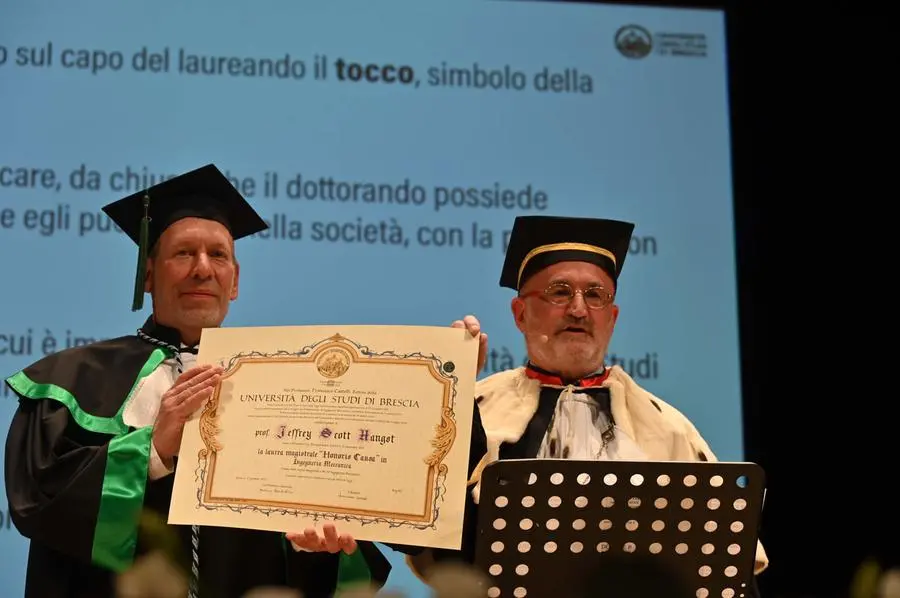 Al Teatro Grande la cerimonia di consegna della laurea honoris causa a Jeffrey Scott