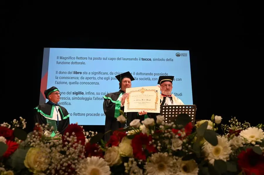 Al Teatro Grande la cerimonia di consegna della laurea honoris causa a Jeffrey Scott