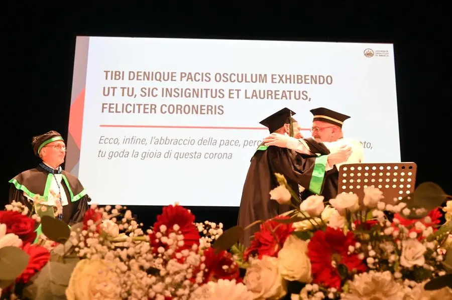 Al Teatro Grande la cerimonia di consegna della laurea honoris causa a Jeffrey Scott