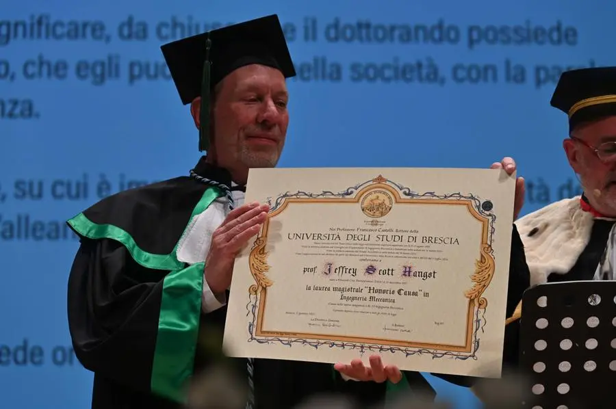 Al Teatro Grande la cerimonia di consegna della laurea honoris causa a Jeffrey Scott