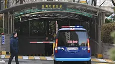 epa11832639 A blue van believed to be carrying impeached South Korean President Yoon Suk Yeol arrives at Seoul Western District Court to attend a court hearing for his arrest warrant in Seoul, South Korea, 18 January 2025. EPA/JUNG YEON-JE / POOL