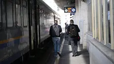 Sciopero nazionale del personale ferroviario, indetto dai sindacati dopo il ferimento di un capotreno alla stazione di Genova Rivarolo. La stazione di Genova Brignole dove arrivanondei passeggeri in cerca di informazioni sui treni disponibili. Genova, 05 novembre 2024. ANSA/LUCA ZENNARO