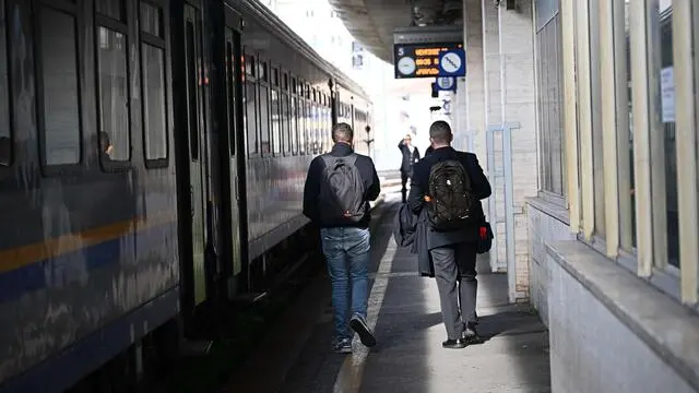 Sciopero nazionale del personale ferroviario, indetto dai sindacati dopo il ferimento di un capotreno alla stazione di Genova Rivarolo. La stazione di Genova Brignole dove arrivanondei passeggeri in cerca di informazioni sui treni disponibili. Genova, 05 novembre 2024. ANSA/LUCA ZENNARO