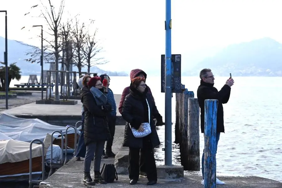 Il volo del drone sopra il lago d'Iseo