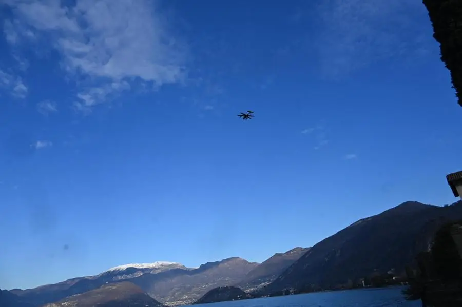 Il volo del drone sopra il lago d'Iseo