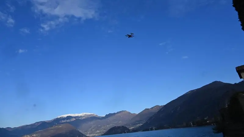 Il volo del drone sopra il lago d'Iseo