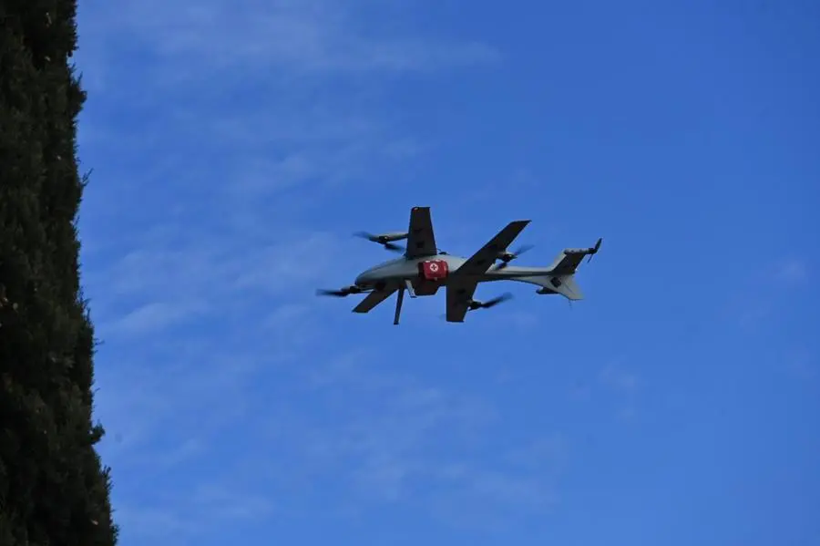 Il volo del drone sopra il lago d'Iseo