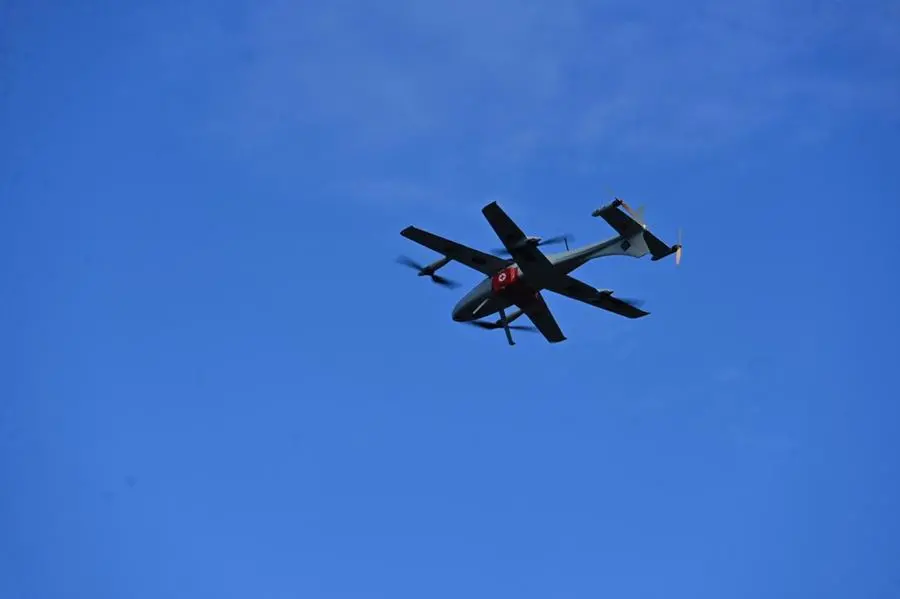 Il volo del drone sopra il lago d'Iseo