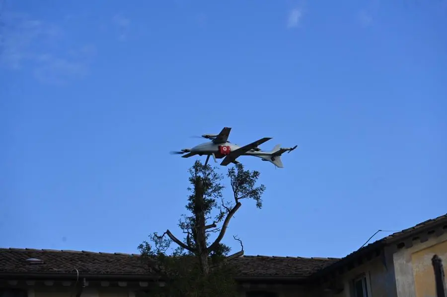 Il volo del drone sopra il lago d'Iseo