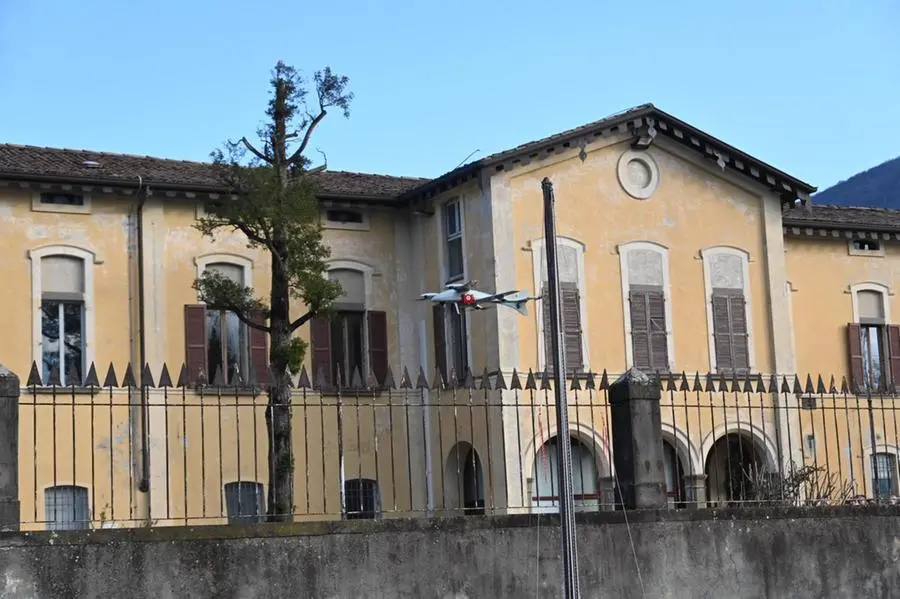 Il volo del drone sopra il lago d'Iseo