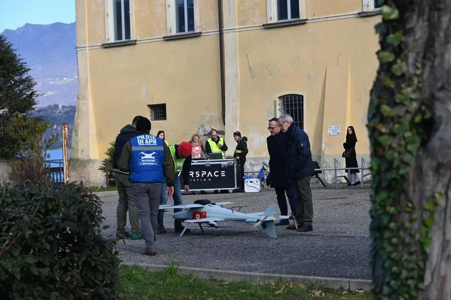 Il volo del drone sopra il lago d'Iseo