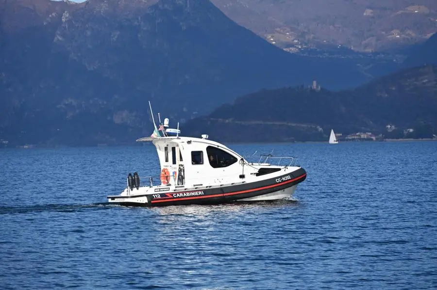 Il volo del drone sopra il lago d'Iseo