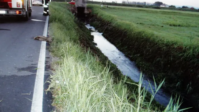 20070707 - REGGIO EMILIA - CRO: INCIDENTI STRADALI: AUTO IN CANALE, TRE MORTI NEL REGGIANO.Tre ventenni sono morti la scorsa notte a bordo di un'auto finita in un canale di bonifica colmo d'acqua nelle campagne tra la via Emilia e il comune di Cadelbosco Sopra, nel reggiano. Probabilmente i tre amici, due ragazzi e una ragazza, tutti abitanti a Reggio e nel Reggiano, tornavano da alcune ore in discoteca.STR/BENVENUTI ANSA