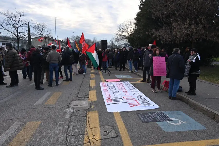 Il presidio davanti alla Questura di Brescia