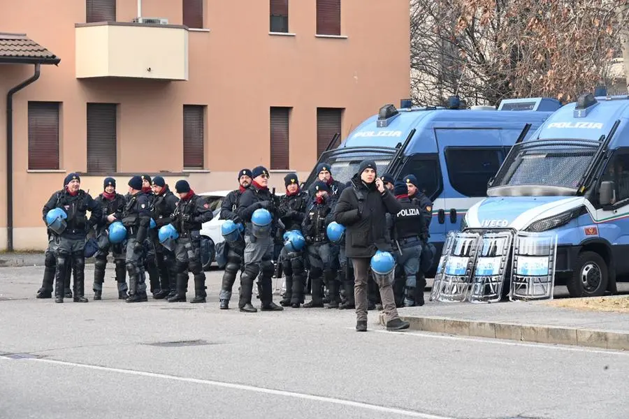 Il presidio davanti alla Questura di Brescia