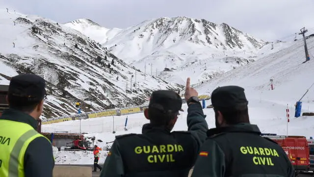 epaselect epa11834020 Medical and emergency teams at the Astun Winter Complex, in Aragon, northern Spain, 18 January 2025. A number of people were injured on 18 January during a failure on a chairlift in the ski resort of Astun, Aragon province, northern Spain. According to the latest update from the Government of Aragon, at least two people were seriously injured while the rest, over two dozens, were being checked and gradually discharged. EPA/JAVIER BLASCO