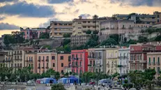 L'agglomerato urbano di Pozzuoli con centinaia di palazzi che si affacciano sul litorale Flegreo, 29 maggio 2024. ANSA/ CIRO FUSCO