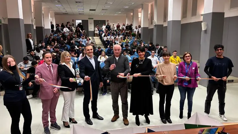 Taglio del nastro per la Stem Mission al Cfp Zanardelli © www.giornaledibrescia.it