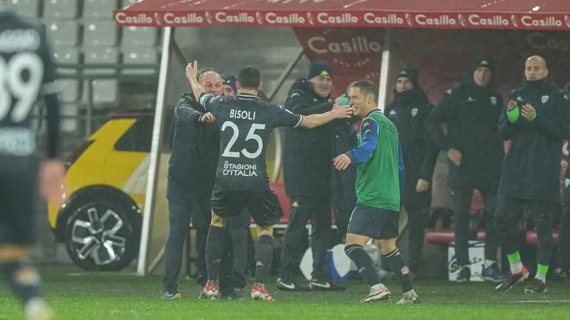 Bisoli, l'abbraccio con papà Pierpaolo dopo il gol