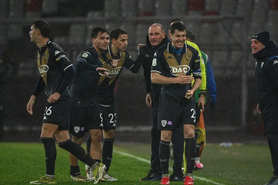 Bisoli, l'abbraccio con papà Pierpaolo dopo il gol