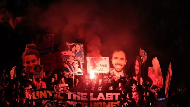 epa11834849 Families of people who were abducted during the 2023 Hamas attack in Israel rally in Tel Aviv, Israel, 18 January 2025. A ceasefire between Israel and Hamas will take effect on 19 January 2025. More than 46.000 people have been killed in Gaza since October 2023, when Israel launched a military campaign in response to a cross-border attack by Hamas, in which about 1,200 people were killed and over 200 taken hostage. EPA/ATEF SAFADI