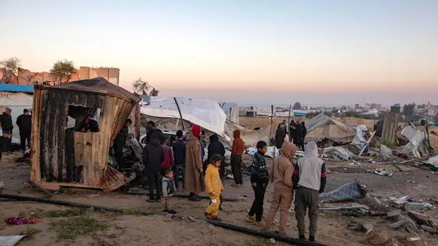 epa11801978 People inspect damage after an Israeli airstrike targeted an internally displaced persons camp in Al-Mawasi area, west of Khan Yunis, southern Gaza Strip, 02 January 2025, killing ten Palestinians, according to local Nasser Hospital. According to the UN, at least 1.9 million people (or nine in ten people) across the Gaza Strip are internally displaced, including people who have been repeatedly displaced. Since October 2023, only about 11 percent of the Gaza Strip has not been placed under Israeli-issued evacuation orders, the UN aid coordination office OCHA said. EPA/HAITHAM IMAD