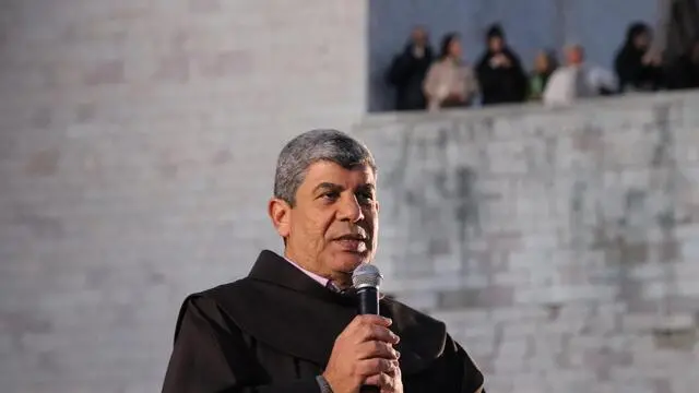 Padre ibrahim faltas in occasione del lungo corteo della marcia straordinaria da Santa Maria degli Angeli alla Basilica di San Francesco, ad Assisi, 10 Dicembre 2023. ANSA/GIANLUIGI BASILIETTI