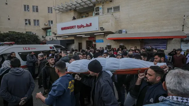 epa11825813 Palestinians attend the funeral of the members of a Palestinian family killed in an Israeli airstrike, at Al Aqsa Martyrs Hospital in Deir Al Balah town, central Gaza Strip, 15 January 2025. According to the Palestinian Ministry of Health in Gaza, at least 11 Palestinians were killed following an overnight Israeli airstrike in Deir Al Balah, central Gaza. More than 46,500 Palestinians and over 1,400 Israelis have been killed, according to the Palestinian Health Ministry and the Israeli Army, since Hamas militants launched an attack against Israel from the Gaza Strip on 07 October 2023, and the Israeli operations in Gaza and the West Bank which followed it. EPA/MOHAMMED SABER