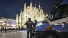 Controlli di sicurezza delle forze dell’ordine in piazza Duomo e dintorni il pomeriggio del 31 dicembre, Milano 31 Dicembre 2024 ANSA/MATTEO CORNER