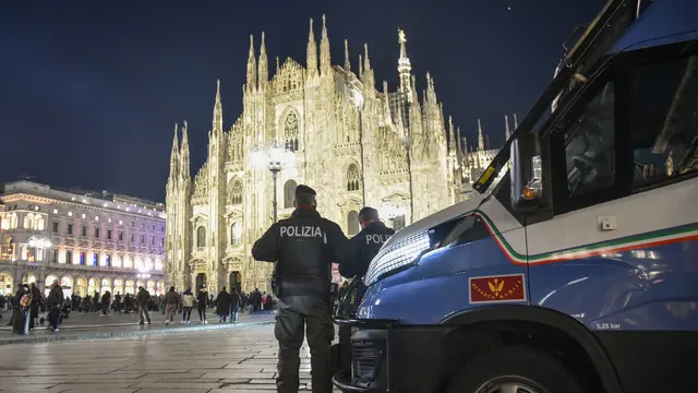 Controlli di sicurezza delle forze dell’ordine in piazza Duomo e dintorni il pomeriggio del 31 dicembre, Milano 31 Dicembre 2024 ANSA/MATTEO CORNER